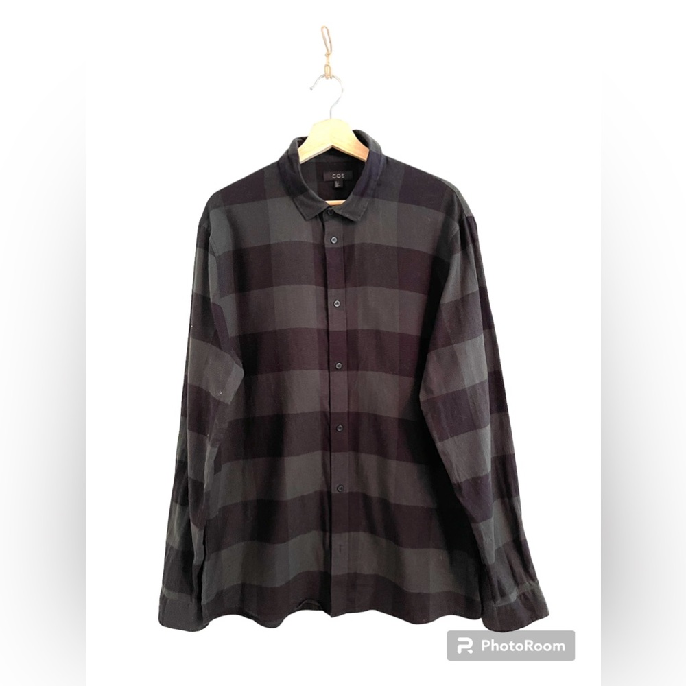 COS buffalo plaid flannel button down in dark green and navy. Classic, preppy.